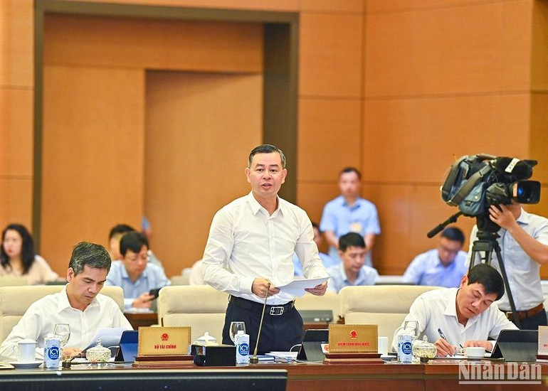 Tổng Kiểm toán Nhà nước Ngô Văn Tuấn trình bày Báo cáo kiểm toán quyết toán Ngân sách nhà nước năm 2021. (Ảnh: DUY LINH)