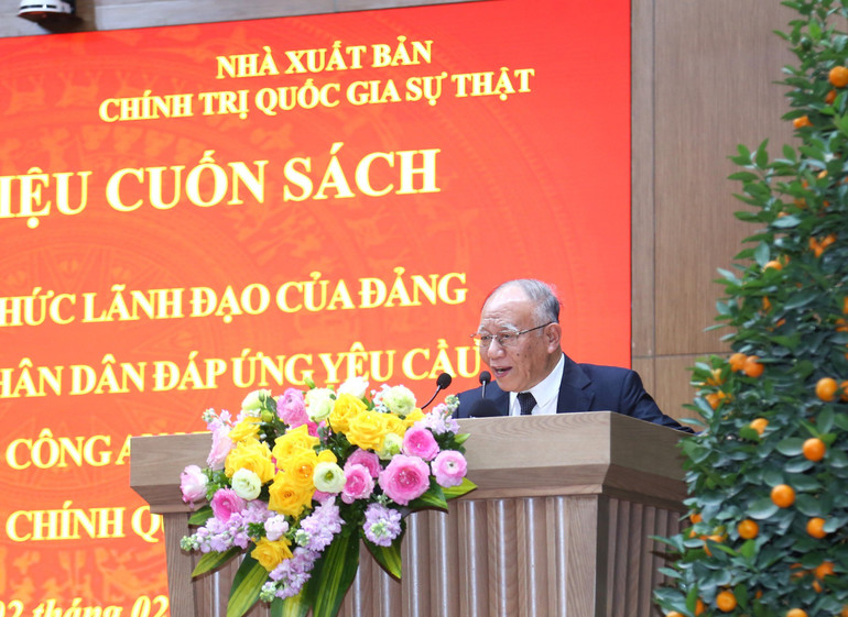 GS, TS Hoàng Chí Bảo, nguyên Ủy viên Hội đồng Lý luận Trung ương phát biểu cảm nghĩ về nội dung cuốn sách.