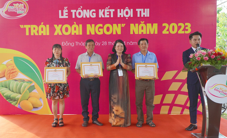 Ban tổ chức trao giải cho các cá nhân, đơn vị đạt giải.