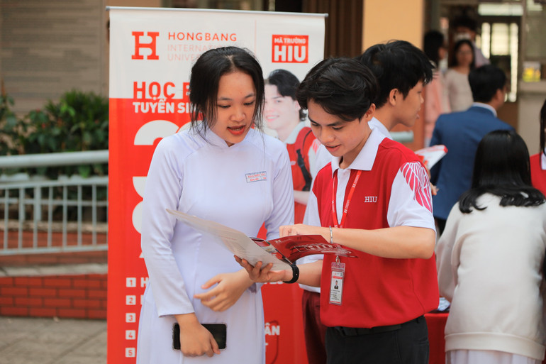 Học sinh trường THPT Đào Sơn Tây tìm hiểu thông tin và học bổng tại HIU.
