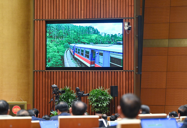 Các đại biểu Quốc hội xem videoclip về dự án đầu tư xây dựng tuyến đường sắt Lào Cai-Hà Nội-Hải Phòng. (Ảnh: DUY LINH)