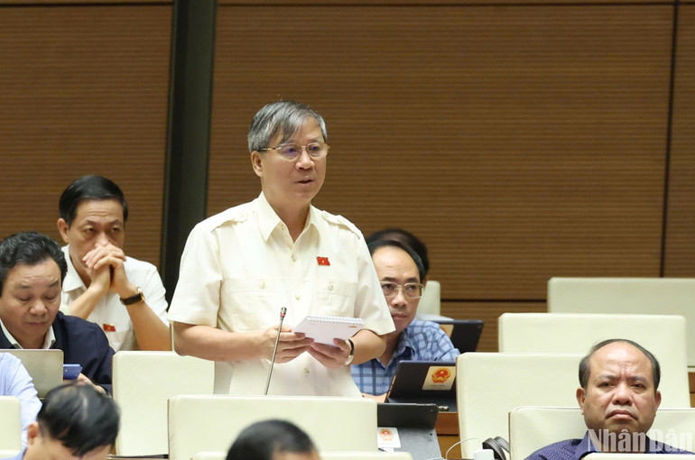 Đại biểu Nguyễn Anh Trí (đoàn Hà Nội) phát biểu. (Ảnh: DUY LINH)