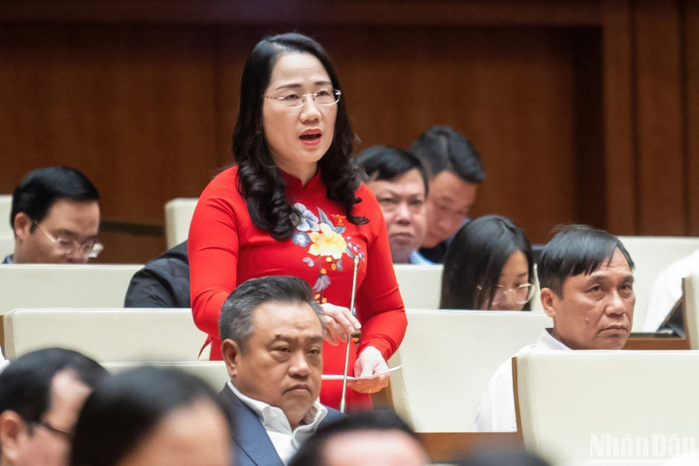 Đại biểu Nguyễn Thị Thủy (đoàn Bắc Kạn) nêu câu hỏi chất vấn. (Ảnh: ĐĂNG KHOA)