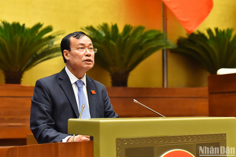 Chủ nhiệm Ủy ban Quốc phòng và An ninh Lê Tấn Tới trình bày báo cáo thẩm tra dự án Luật Đường bộ. (Ảnh: THỦY NGUYÊN) Chủ nhiệm Ủy ban Quốc phòng và An ninh Lê Tấn Tới trình bày báo cáo thẩm tra dự án Luật Đường bộ. (Ảnh: THỦY NGUYÊN)