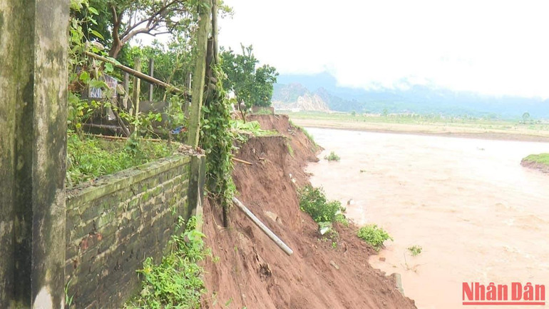 Mưa lũ gây sạt lở đất ở Phú Thọ.