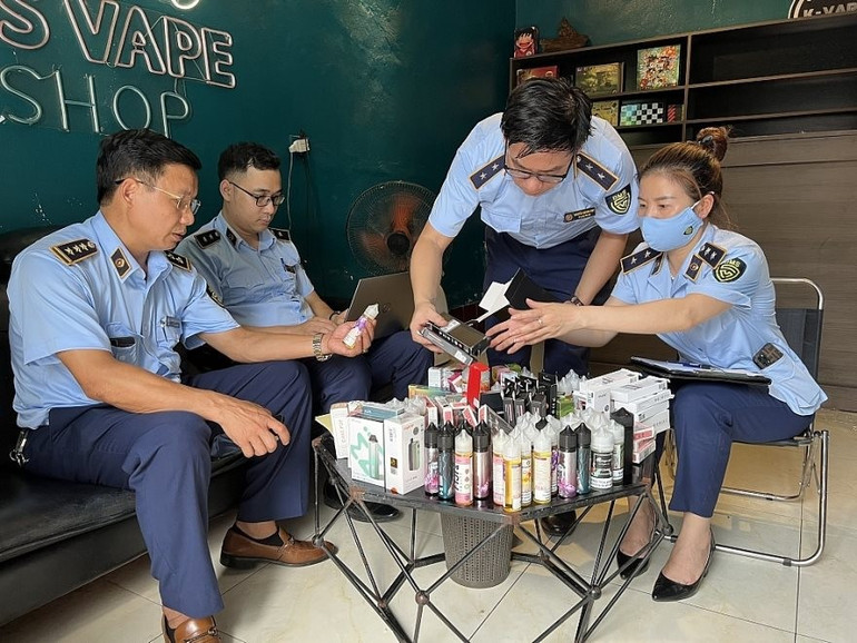 Cơ quan quản lý thị trường xử lý vi phạm mua bán trái phép các loại thuốc lá thế hệ mới. (Ảnh minh họa)