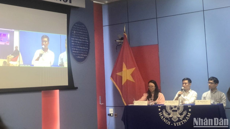 Ông Nguyễn Hoàng Nhật, Phó Tổng Biên tập Báo điện tử VietnamPlus, chia sẻ tại tọa đàm.