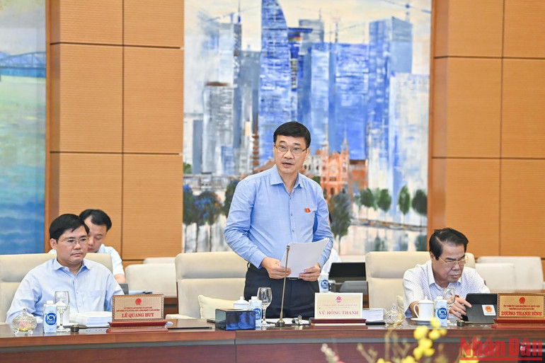 Chủ nhiệm Ủy ban Kinh tế của Quốc hội Vũ Hồng Thanh trình bày báo cáo thẩm tra tại phiên họp. Chủ nhiệm Ủy ban Kinh tế của Quốc hội Vũ Hồng Thanh trình bày báo cáo thẩm tra tại phiên họp.