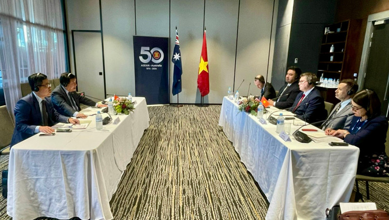 Tại cuộc gặp, hai Bộ trưởng đã bày tỏ mong muốn thúc đẩy hợp tác kinh tế - đầu tư - thương mại thông qua các dự án hợp tác cụ thể, hiệu quả, phù hợp với lợi thế và đinh hướng phát triển của hai bên.