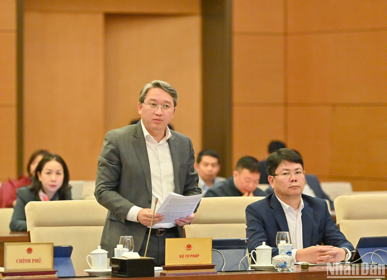 Bộ trưởng Tư pháp Nguyễn Hải Ninh trình bày tờ trình dự án Luật. (Ảnh: DUY LINH)