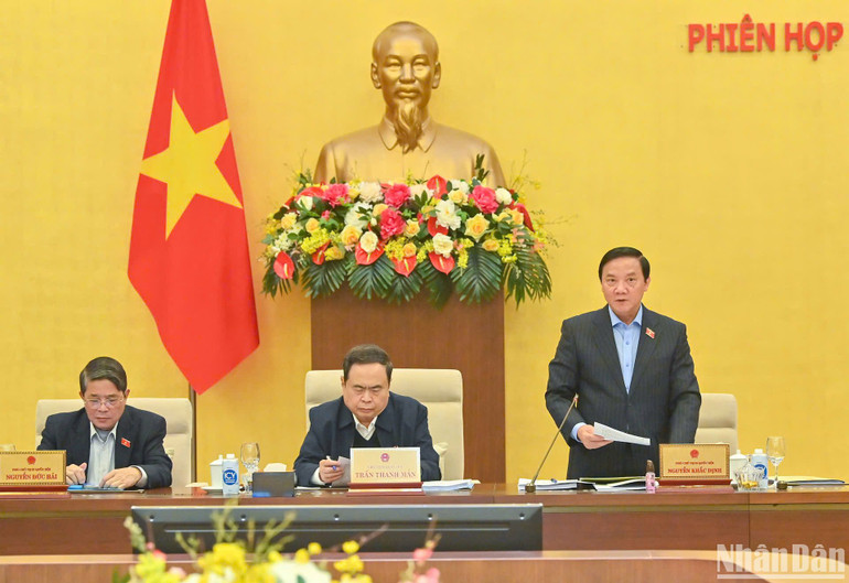 Phó Chủ tịch Quốc hội Nguyễn Khắc Định điều hành nội dung phiên họp. (Ảnh: DUY LINH)