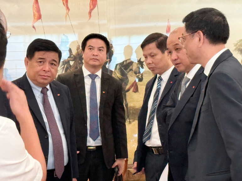 Bộ trưởng Kế hoạch và Đầu tư Nguyễn Chí Dũng tại cuộc làm việc với tập đoàn Adani (Ấn Độ).