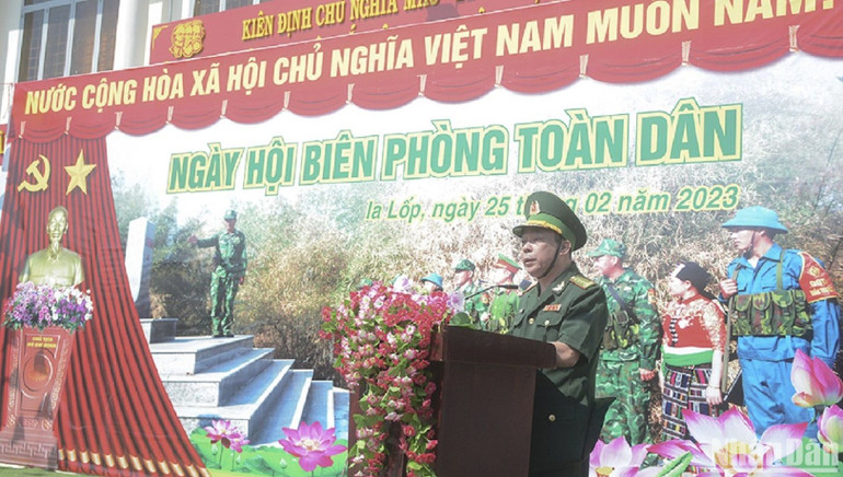 Đại tá Đào Viết Hùng, Chỉ huy trưởng Bộ Chỉ huy Bộ đội Biên phòng tỉnh Đắk Lắk phát biểu tại Ngày hội Biên phòng toàn dân. Đại tá Đào Viết Hùng, Chỉ huy trưởng Bộ Chỉ huy Bộ đội Biên phòng tỉnh Đắk Lắk phát biểu tại Ngày hội Biên phòng toàn dân.