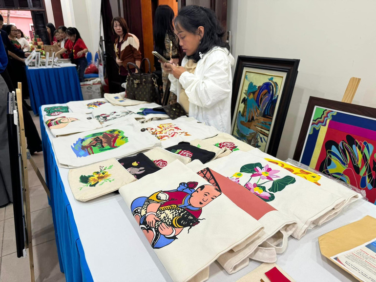 Bên lề sự kiện diễn ra hoạt động trưng bày sản phẩm do các nhóm yếu thế sản xuất. Bên lề sự kiện diễn ra hoạt động trưng bày sản phẩm do các nhóm yếu thế sản xuất.