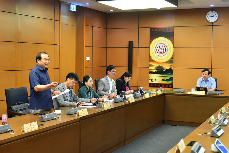 Quang cảnh một phiên thảo luận tổ ngày 30/10. (Ảnh: THỦY NGUYÊN)