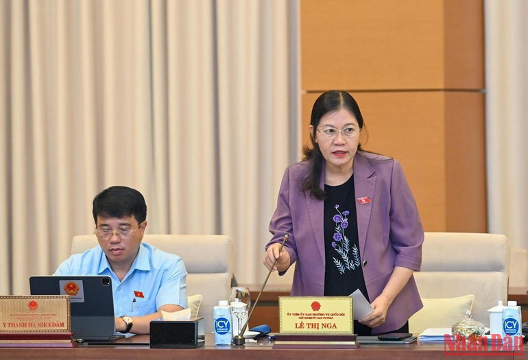 Chủ nhiệm Ủy ban Tư pháp của Quốc hội Lê Thị Nga trình bày báo cáo thẩm tra tại phiên họp. (Ảnh: DUY LINH)