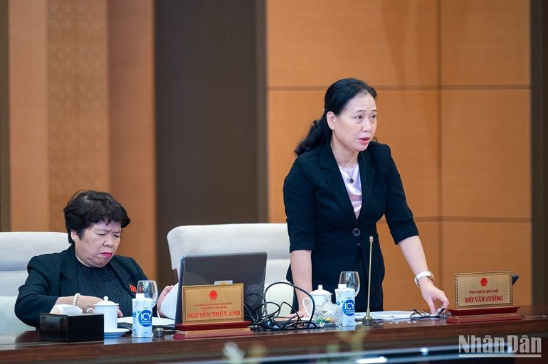 Phó Chủ nhiệm Văn phòng Quốc hội Nguyễn Thị Thúy Ngần báo cáo tóm tắt tổng hợp nội dung thẩm tra của các cơ quan Quốc hội. (Ảnh: DUY LINH)