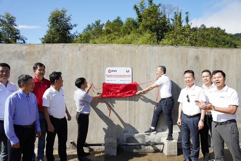 PVI tháo băng khánh thành công trình cấp nước sinh hoạt tại bản Háng Cơ Bua, xã Púng Luông, huyện Mù Cang Chải, tỉnh Yên Bái.