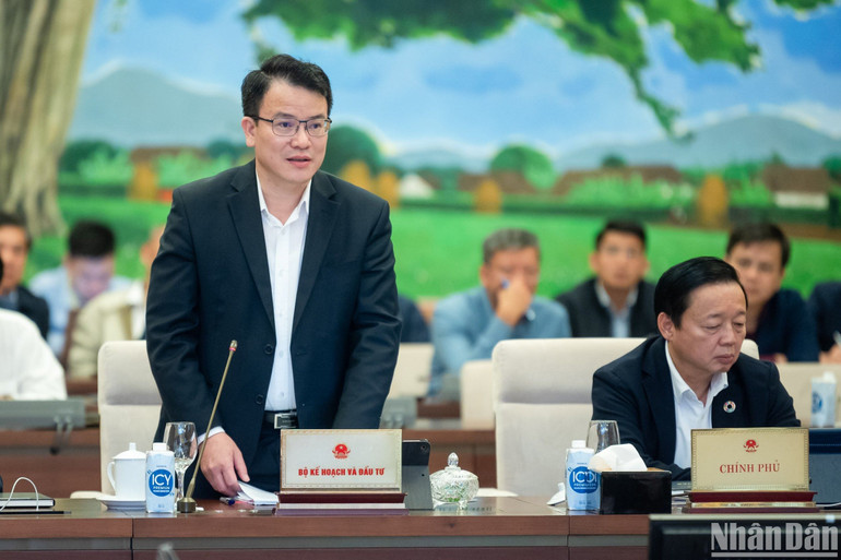 Thứ trưởng Kế hoạch và Đầu tư Trần Quốc Phương phát biểu tại phiên họp. (Ảnh: DUY LINH)