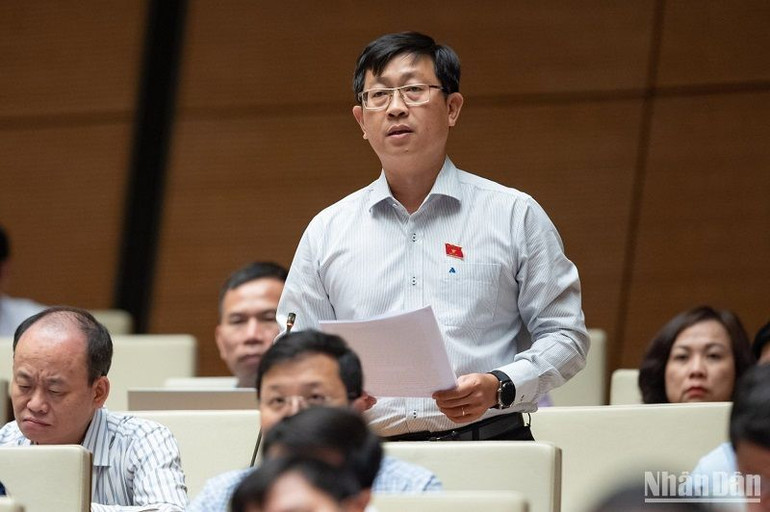 Đại biểu Nguyễn Hữu Thông nhất trí với đề xuất điều chỉnh thời gian hoàn thành dự án đến hết năm 2025. (Ảnh: THỦY NGUYÊN)