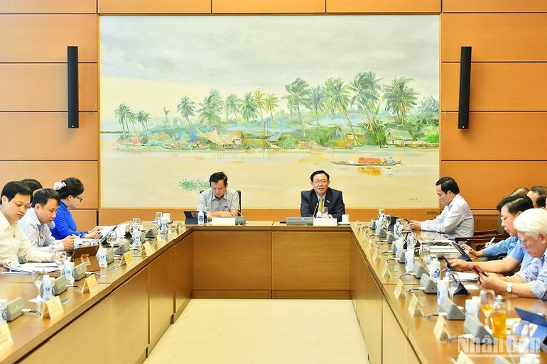 Quang cảnh phiên thảo luận ở Tổ 4. (Ảnh: THỦY NGUYÊN) Quang cảnh phiên thảo luận ở Tổ 4. (Ảnh: THỦY NGUYÊN)