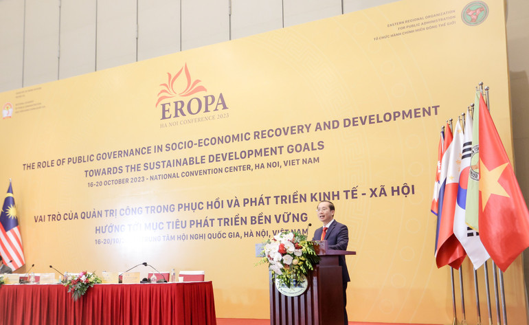 PGS, TS Nguyễn Bá Chiến, Giám đốc Học viện Hành chính Quốc gia, Trưởng Ban tổ chức phát biểu trong phiên bế mạc.