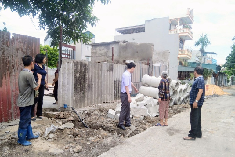 Gia đình bà Phạm Thị Phượng (tổ 19B, khu 3, phường Hà Khánh) tự nguyện hiến 26,8m2 đất gia đình đang quản lý và sử dụng để cải tạo vỉa hè.