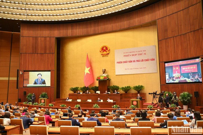 Quang cảnh phiên chất vấn. (Ảnh: DUY LINH) Quang cảnh phiên chất vấn. (Ảnh: DUY LINH)