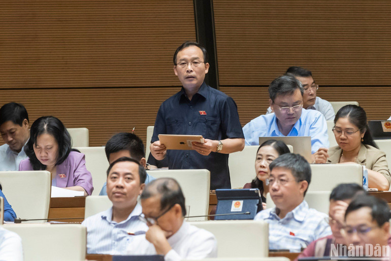 Đại biểu Trần Văn Tuấn (đoàn Bắc Giang). (Ảnh: LINH NGUYÊN)