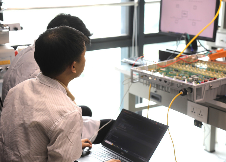 Đào tạo nguồn nhân lực chất lượng cao là ưu tiên hàng đầu để phát triển ngành công nghiệp bán dẫn ở Việt Nam. (Ảnh minh họa)