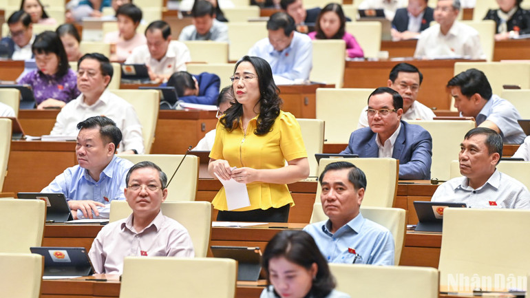 Đại biểu Nguyễn Thị Thủy (đoàn Bắc Kạn) phát biểu ý kiến. (Ảnh: DUY LINH)