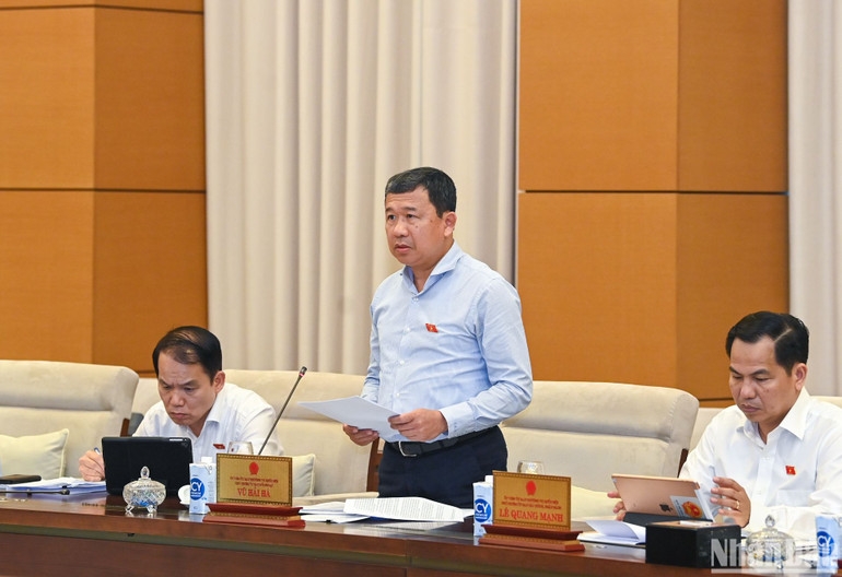 Chủ nhiệm Ủy ban Đối ngoại của Quốc hội Vũ Hải Hà báo cáo tại phiên họp. (Ảnh: DUY LINH)