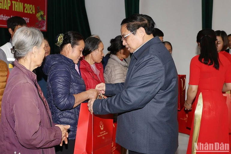 Thủ tướng Phạm Minh Chính tặng quà cho hộ nghèo, người có hoàn cảnh khó khăn trên địa bàn thành phố Chí Linh, tỉnh Hải Dương nhân dịp Tết Giáp Thìn 2024. (Ảnh: TRẦN HẢI)