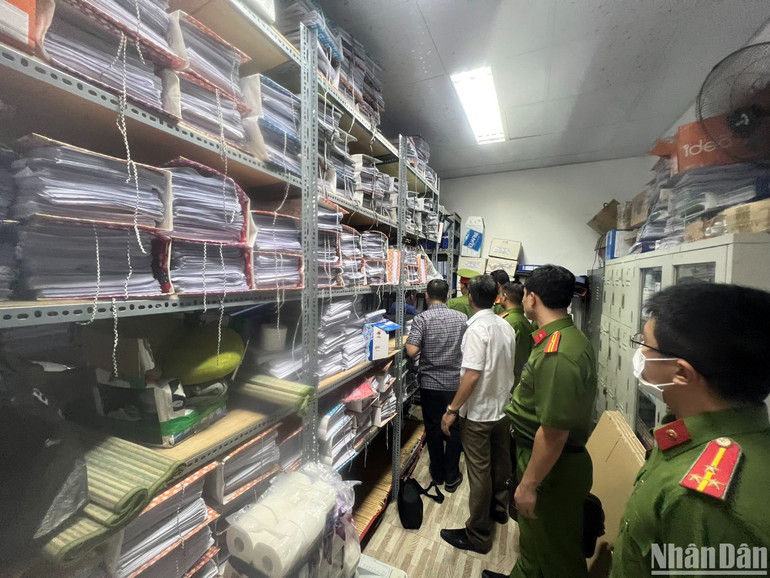 Khám xét phòng lưu giữ hồ sơ của Trung tâm đăng kiểm.