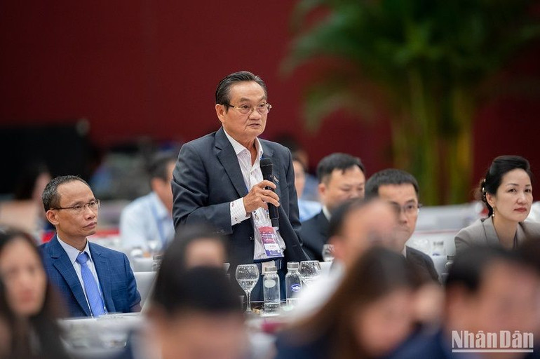 TS Trần Du Lịch chia sẻ một số vấn đề chung quanh Nghị quyết 98. (Ảnh: DUY LINH)