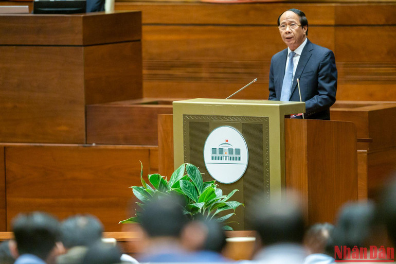 Phó Thủ tướng Lê Văn Thành trình bày Tờ trình của Chính phủ về dự án Luật Đất đai (sửa đổi). (Ảnh: DUY LINH)