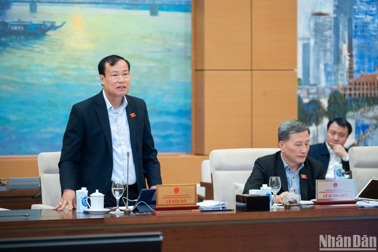 Chủ nhiệm Ủy ban Quốc phòng và An ninh của Quốc hội Lê Tấn Tới trình bày báo cáo giải trình, tiếp thu, chỉnh lý dự thảo Luật Căn cước trong phiên họp của Ủy ban Thường vụ Quốc hội ngày 15/11 vừa qua. (Ảnh: DUY LINH)