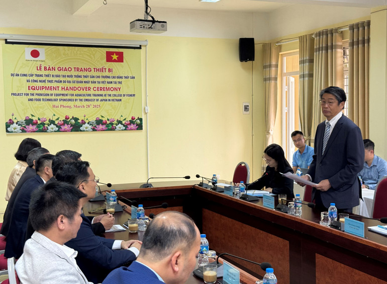 Ông Ito Naoki, Đại sứ đặc mệnh toàn quyền Nhật Bản tại Việt Nam phát biểu tại buổi lễ bàn giao thiết bị. (Ảnh: ĐSQ Nhật Bản)