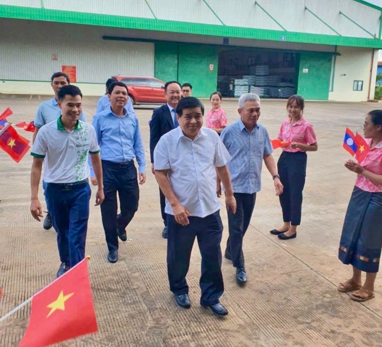 Bộ trưởng Nguyễn Chí Dũng thăm nhà máy chế biến thức ăn gia súc và chăn nuôi của Công ty cổ phần Greenfeed Việt Nam ở vùng ngoại ô thủ đô Vientiane, Lào.
