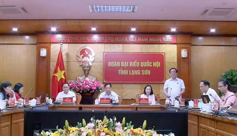 Đại biểu Triệu Quang Huy (đoàn Lạng Sơn) nêu vấn đề chất vấn Bộ trưởng Nội vụ Phạm Thị Thanh Trà.