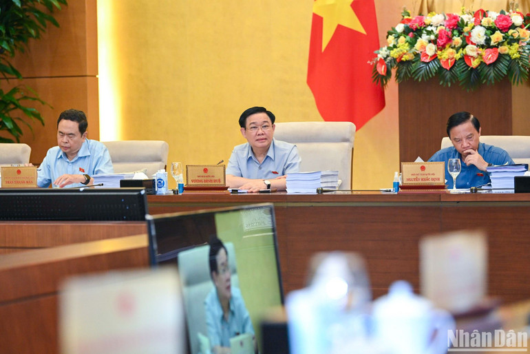 Chủ tịch Quốc hội Vương Đình Huệ chủ trì phiên họp. (Ảnh: DUY LINH)