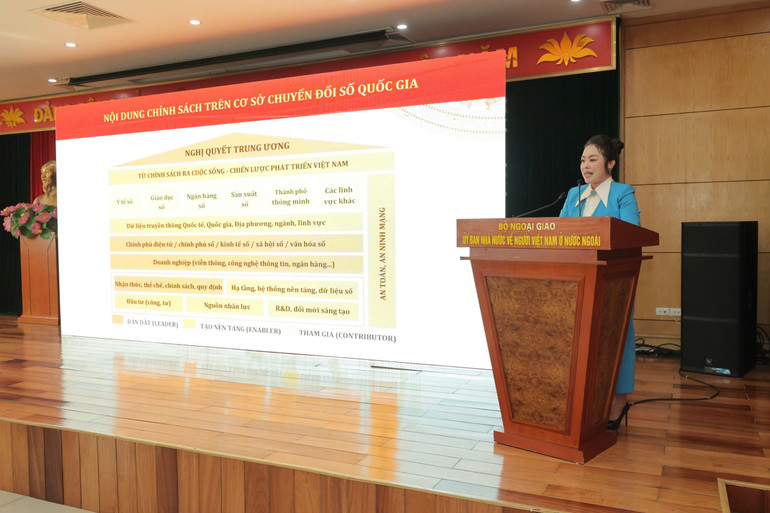 Bà Lê Nguyễn Thiên Nga, chủ trì Đề án Từ chính sách ra cuộc sống, Viện trưởng Viện Quản trị chính sách và Chiến lược phát triển phát biểu.