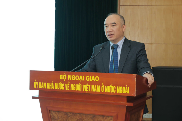 Ông Nguyễn Mạnh Đông, Phó Chủ nhiệm Ủy ban Nhà nước về người Việt Nam ở nước ngoài phát biểu tại hội thảo.