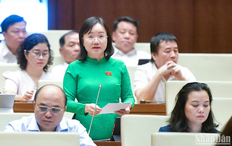 Đại biểu Thái Thị An Chung (đoàn Nghệ An) nêu ý kiến. (Ảnh: ĐĂNG KHOA)