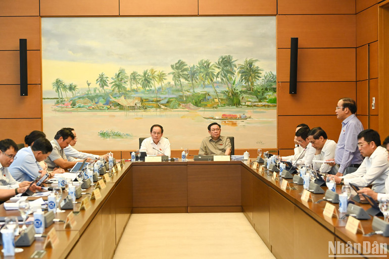 Quang cảnh phiên thảo luận ở Tổ 4. (Ảnh: DUY LINH) Quang cảnh phiên thảo luận ở Tổ 4. (Ảnh: DUY LINH)