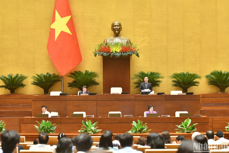 Phó Chủ tịch Quốc hội Nguyễn Khắc Định điều hành phiên họp. (Ảnh: ĐĂNG KHOA)