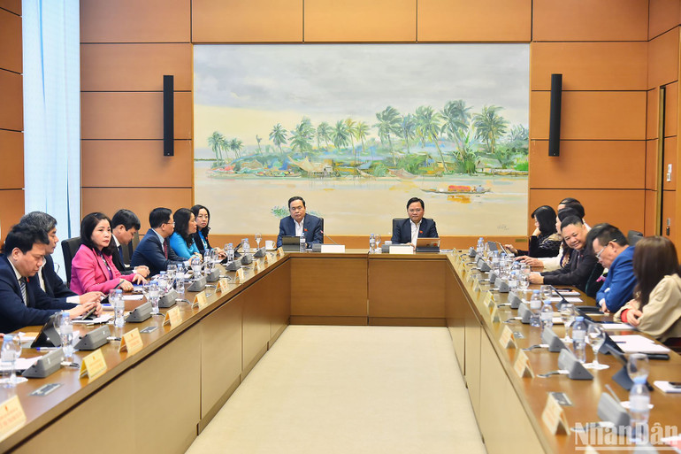 Quang cảnh phiên thảo luận tại Tổ 13. (Ảnh: THỦY NGUYÊN)