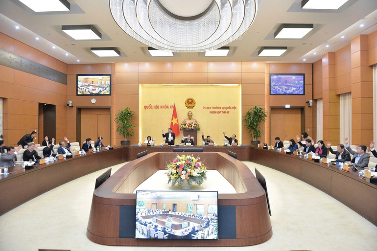 Ủy ban Thường vụ Quốc hội biểu quyết nhất trí với các nội dung cơ bản của dự thảo Nghị quyết với tỷ lệ tán thành 100%. (Ảnh: DUY LINH)