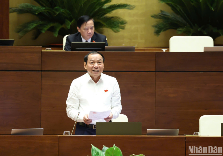 Bộ trưởng Văn hóa, Thể thao và Du lịch Nguyễn Văn Hùng giải trình, làm rõ một số vấn đề đại biểu Quốc hội nêu. (Ảnh: DUY LINH)