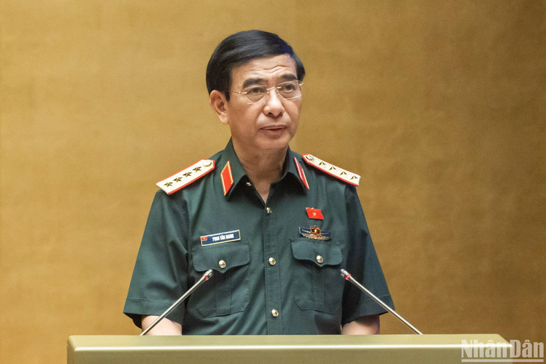 Bộ trưởng Quốc phòng Phan Văn Giang, thừa ủy quyền của Thủ tướng Chính phủ trình bày Tờ trình về dự án Luật Phòng không nhân dân. (Ảnh: DUY LINH)
